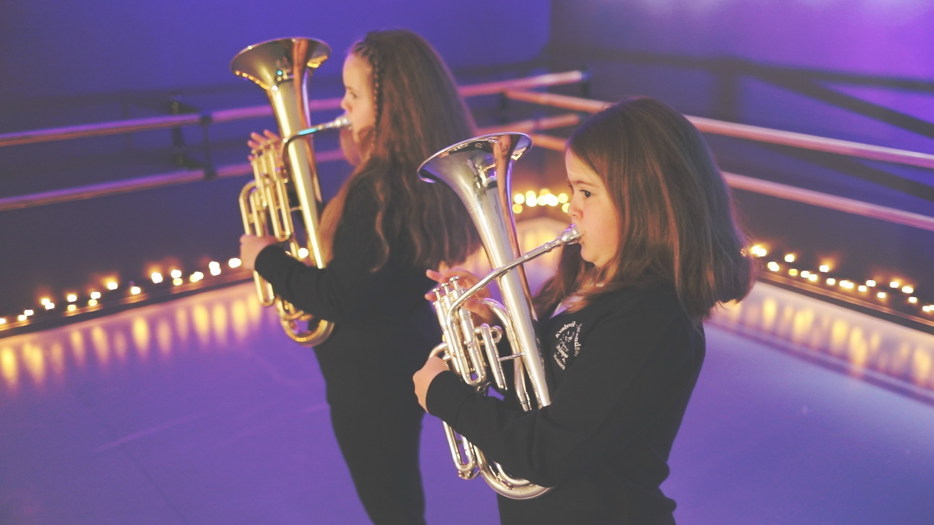 2 jenter spelar tenorhorn