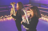 2 jenter spelar tenorhorn