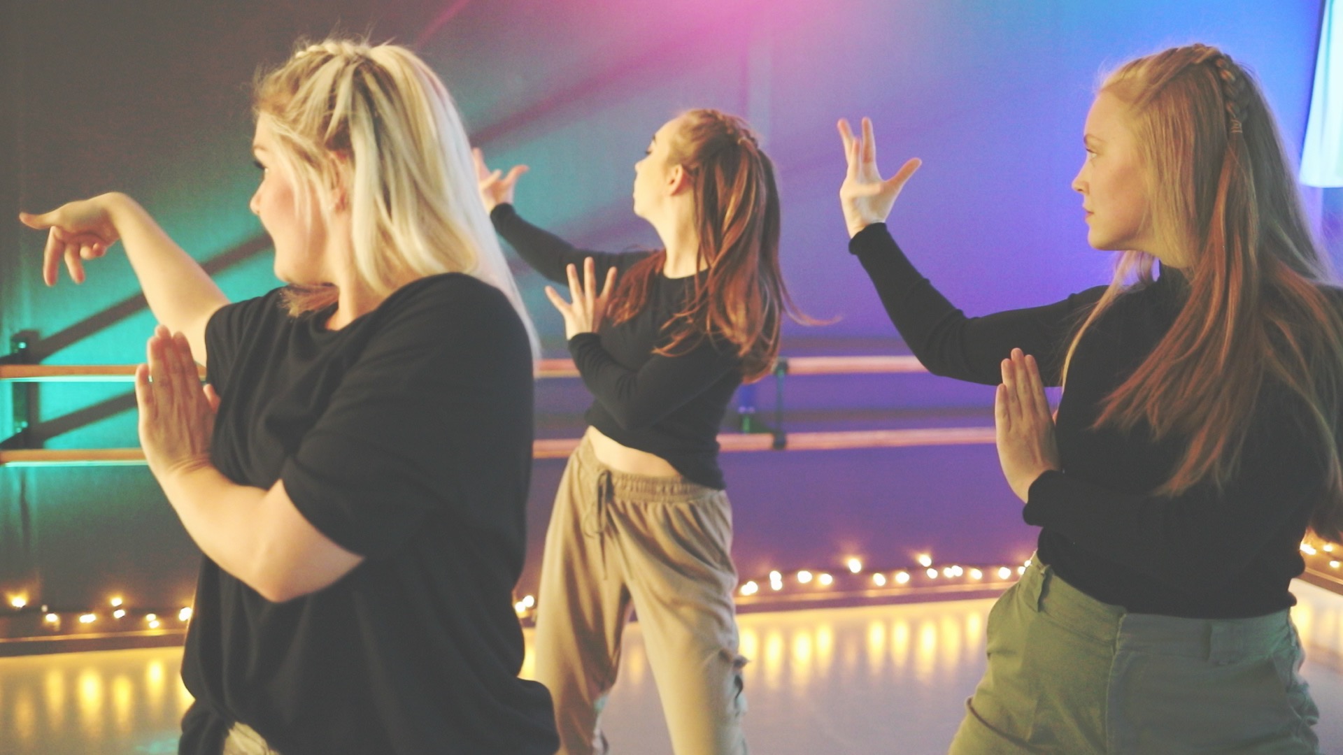 3 vaksne jenter som held på med jazzdans