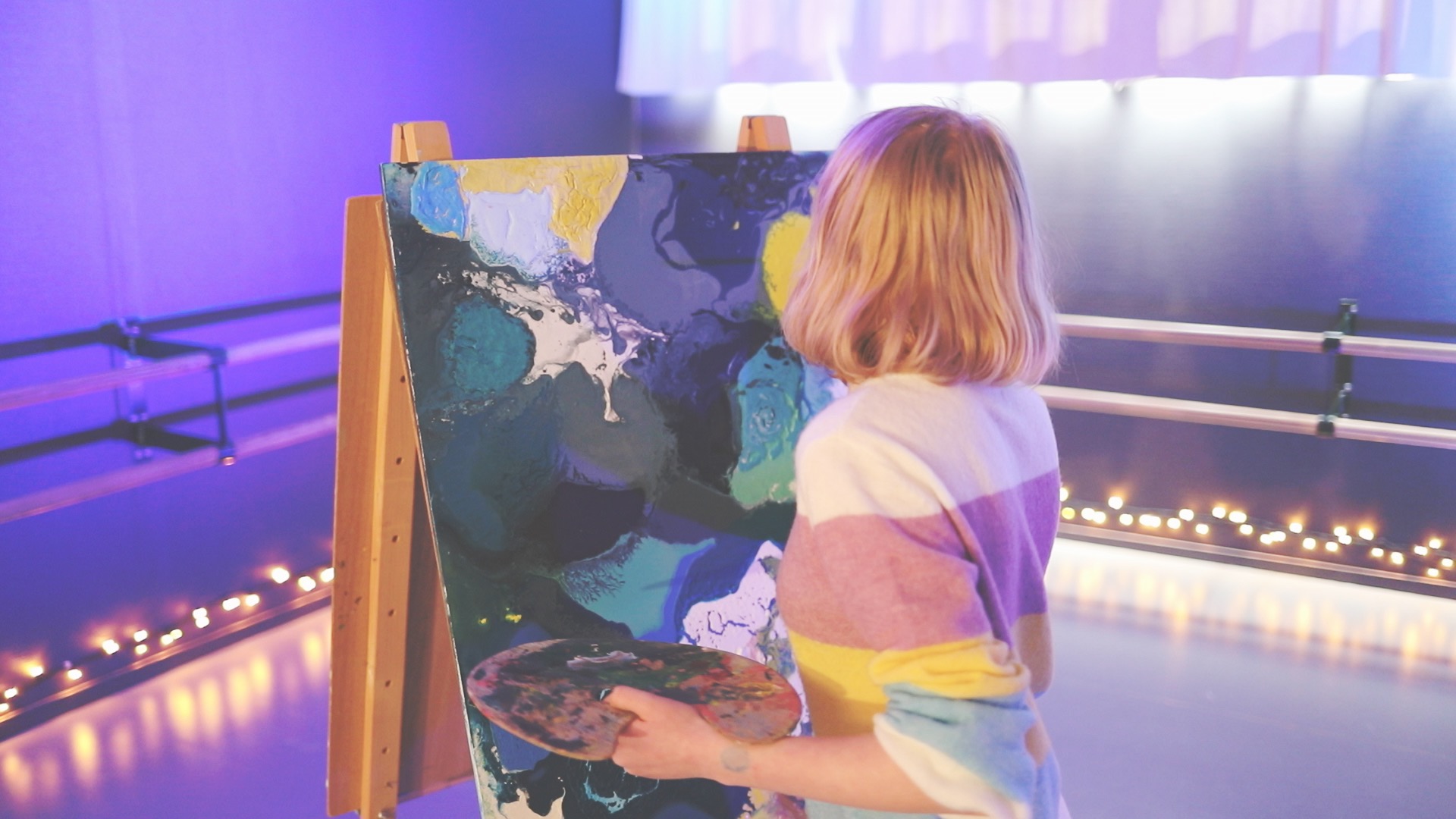 Ei jente som malar på lerret